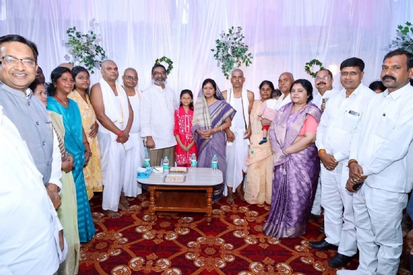 शोकाकुल परिवार के साथ मुख्यमंत्री शोकाकुल परिवार के साथ मुख्यमंत्री