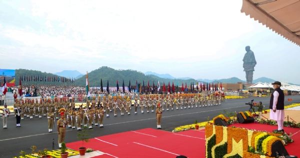 विभिन्न राज्यों द्वारा परेड विभिन्न राज्यों द्वारा परेड