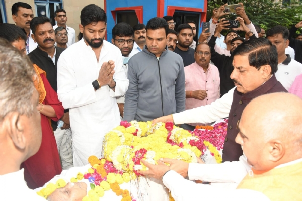 मुख्यमंत्री डॉ. यादव ने भोपाल एम्स पहुंचकर पूर्व मंत्री की माता के निधन पर दी श्रद्धांजलि मुख्यमंत्री डॉ. यादव ने भोपाल एम्स पहुंचकर पूर्व मंत्री की माता के निधन पर दी श्रद्धांजलि