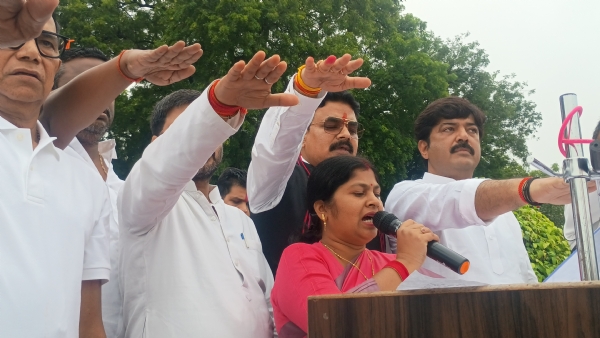 सरदार पटेल की जयंती पर पुलिस लाइन में लोगो को शपथ दिलाते हुए डॉ संगीता बलवंत