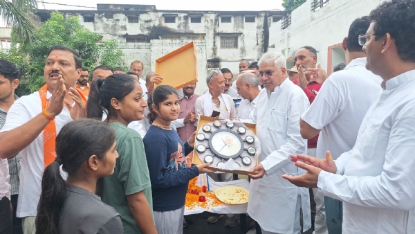 बच्चों को पुरस्कार प्रदान करते हुए मंत्री जी बच्चों को पुरस्कार प्रदान करते हुए मंत्री जी