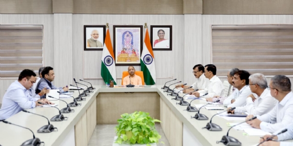 राजकीय नलकूपों का आधुनिकीकरण एवं जीर्णोद्धार के संबंध में बैठक करते  मुख्यमंत्री योगी
