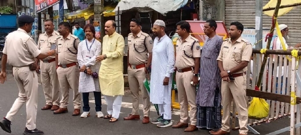 तैनात पुलिस अधिकारी और सामाजिक कार्यकर्ता