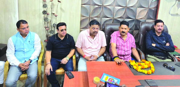 पत्रकारों से वार्ता करते हुए