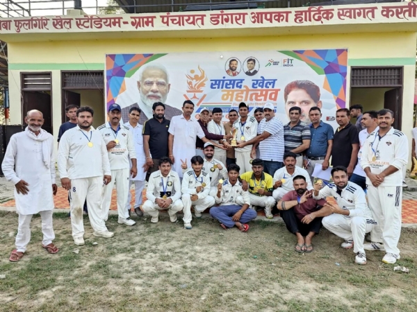 टोहाना। विजेता खिलाडिय़ों को सम्मानित करते अतिथिगण।