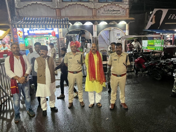 अधिकारियों और समाजिक कार्यकताओं की तस्वीर