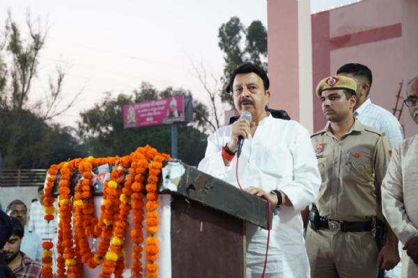 गुरुग्राम के फर्रूखनगर में मिशन माटी दीप महोत्सव को संबोधित करते मंत्री राव नरबीर सिंह।