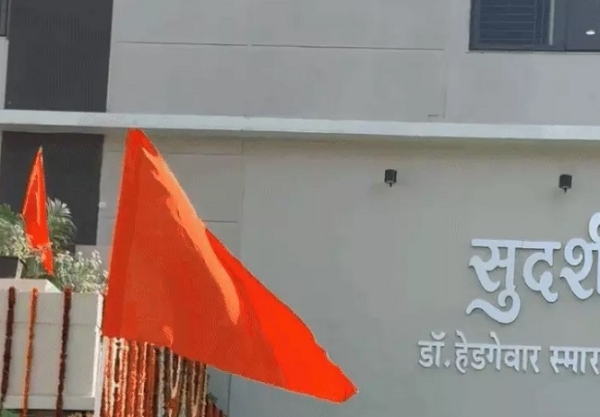 इंदौर में संघ कार्यालय पर लगा झंडा