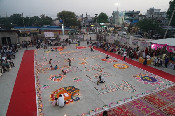 गुरुग्राम के फर्रूखनगर में मिशन माटी दीप महोत्सव में माटी के दीयों से की गई सजावट।