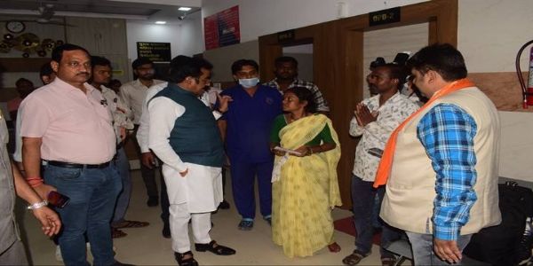 जबलपुरम् – चल-समारोह-घटने अपघाते आहतायाः बालिकायाः कुशलं ज्ञातुं मन्त्री राकेशः सिंहः चिकित्सालयं प्राप्तः