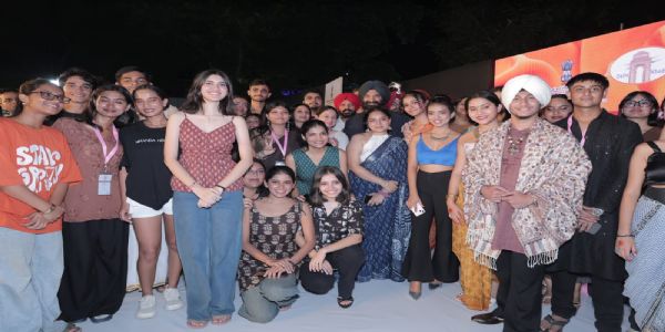 खादी उत्सव २०२५ मध्ये छात्रैः फैशन शो प्रस्तुता
