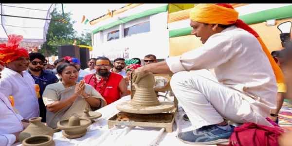 मुख्यमंत्री प्रजापतिः महाकुंभे सम्मिलितः, अवदत् -प्रत्येकं श्रमिकः आत्मनिर्भरं निर्मास्यते अस्माकं संकल्पः