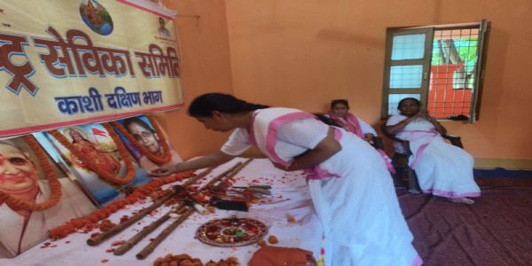 राष्ट्रसेविका-समित्या: स्वयंसेविकाभिः पथसंचलनं कृतम्, शस्त्रपूजनं च