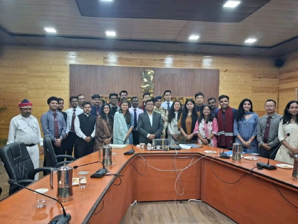कलेक्ट्रेट सभागार में पिथौरागढ़ जिला अधिकारी आधार कोर्स के प्रशिक्षु अधिकारियों के साथ बैठक करते ।
