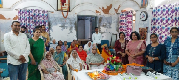 सम्मेलन में वृद्ध माताओं के साथ  प्राध्यापक,शोध छात्र और छात्राएं