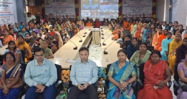 कार्यक्रम में शामिल अधिकारी और लाभुक