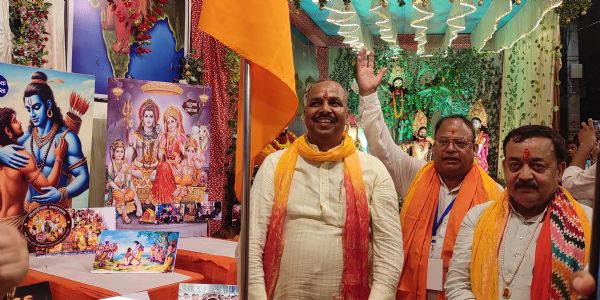 सुलतानपुरे दुर्गापूजामहोत्सवे संघयात्रायाः शतवर्षोत्सवः विषयीकृतः पण्डालः जनानाम् आकर्षणकेंद्रं जातम्