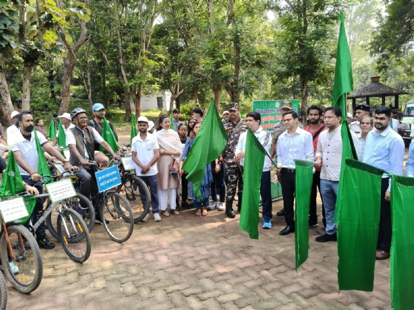 हरी झंडी दिखाते उपायुक्त व अन्य।