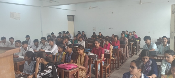 योग में करियर की संभावनाओं पर व्याख्यान सुनते कॉलेज विद्यार्थी।