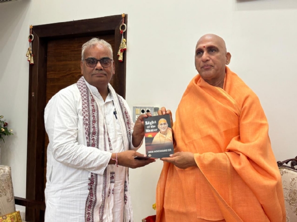 शिक्षा मंत्री मदन दिलावर स्वामी अवधेशानंद गिरी महाराज से भेंट करते हुए।