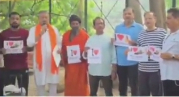 अजान का विरोध करते लोग (वीडियो से ली फोटो)