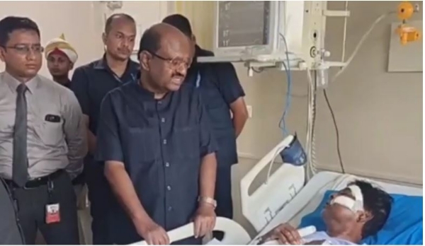 अस्पताल में घायल भाजपा सांसद से बात करते राज्यपाल