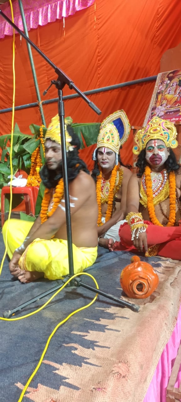 राम लीला मंच पर पात्र अपना रोल करते हुए
