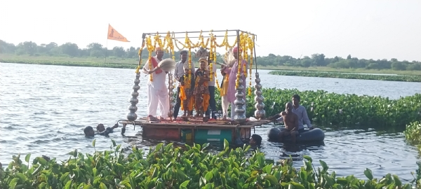 चित्तौड़गढ़ जिले के घोसुंडा में शरद पूर्णिमा पर आयोजित मेले में नाव मनोरथ का दृश्य