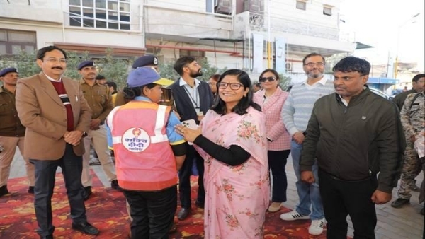 शक्ति दीदी की जैकैट पहनाते हुए कलेक्टर रुचिका चौहान फाइल फोटो