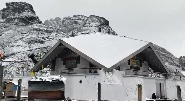 हेमकुंड साहिब में बर्फबारी का नजारा।