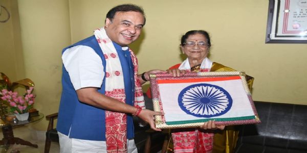 मुख्यमंत्री अददात् पूर्व केंद्रीय मंत्रिणे बिजया चक्रवर्तिने जन्मदिनस्य शुभकामनाः