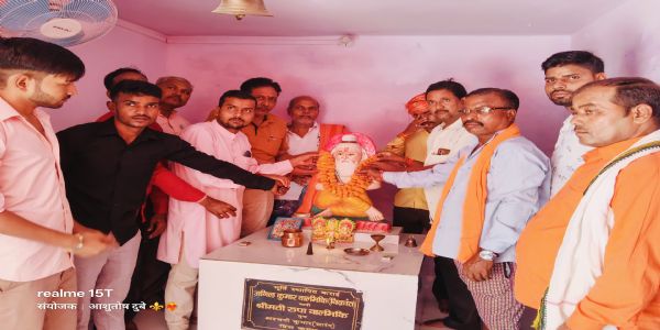 विश्वहिन्दू परिषदः पदाधिकाऱिणः महर्षेः वाल्मीकेः जयंती–उत्सवम् अनुष्ठितवन्तः