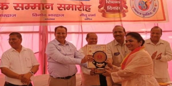 प्राध्यापिका चारू-मेहरोत्रा शिक्षक-रत्नेन सम्मानिता