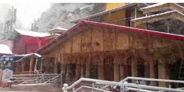 उत्तराखण्डराज्यस्य चतुर्धामषु हिमवृष्टिः जाता