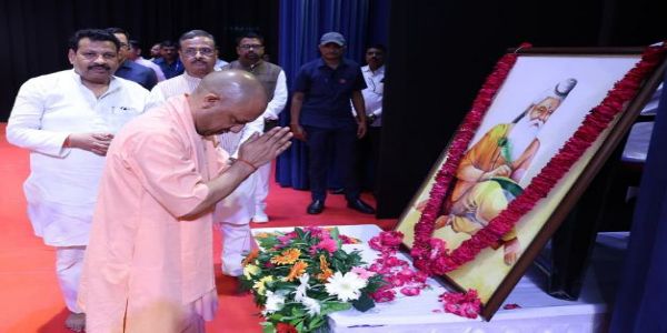 महापुरुषाणां परम्परायाः भाग्यविधाता महर्षिः वाल्मीकिः योगी आदित्यनाथः अवदत्