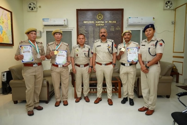अखिल भारतीय पुलिस कुश्ती क्लस्टर में पदक हासिल करने वालों को सम्मानित करते मणिपुर के डीजीपी