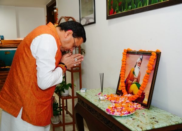 मुख्यमंत्री पुष्कर सिंह धामी महर्षि वाल्मीकि के चित्र पर पुष्प अर्पित करते ।