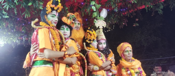 भरत मिलाप में गले मिलते मर्यादा पुरुषोत्तम भगवान श्री राम, भरत , लक्ष्मण,शत्रुघ्न साथ में माता सीता