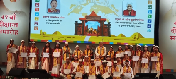 काशी विद्यापीठ के दीक्षांत समारोह में राज्यपाल आनंदीबेन पटेल मेधावी छात्रों के साथ