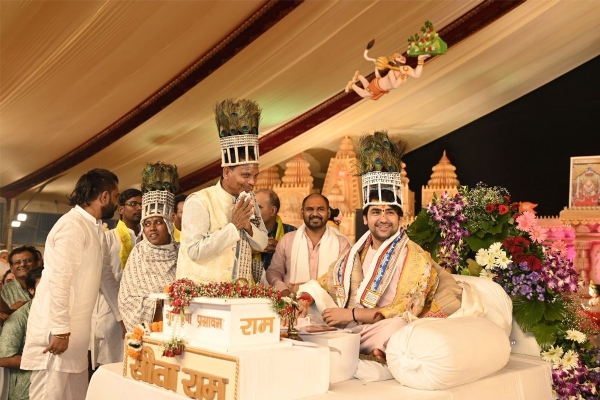 रामनामी समाज के लोग  पंडित शास्‍त्री जी को मोर व राम नाम से लिखे मुकुट पहनाते हुए