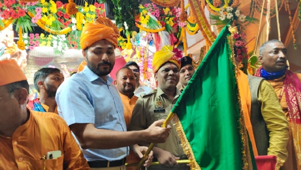 डीएम एसपी ने हरी झंडी दिखाया