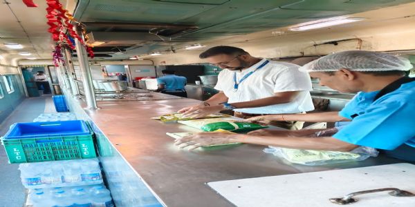 खड़गपुररेलमण्डलस्वच्छतापखवाड़ायाः क्रमे विशेष-अभियानेन “5.0” इत्यनेन अभियान-उत्साहेन दमितम्
