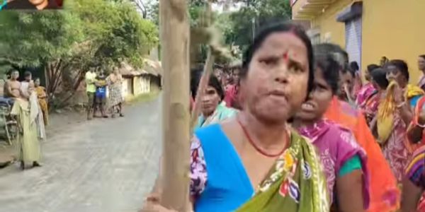 चंद्रकोना ग्रामे स्वयंसहायता समूहस्य स्त्रियः तथा पञ्चायत् सदस्यैः सह देशीय मद्यविरोधी अभियानं सञ्चालितम्