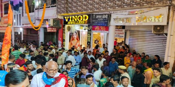 सुलतानपुरे विसर्जनशोभायात्रां जनपदाधिकारिणा–आरक्षकाधीक्षकाभ्यां हरितध्वजां प्रदर्श्य प्रेषिता