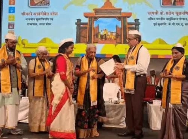 काशी विद्यापीठ के दीक्षांत समारोह में राज्यपाल आनंदीबेन पटेल मेधावी छात्रों के साथ