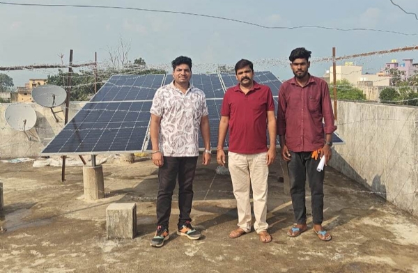 प्रेम कुमार मिश्रा के घर में लगे तीन किलोवाट सोलर पैनल