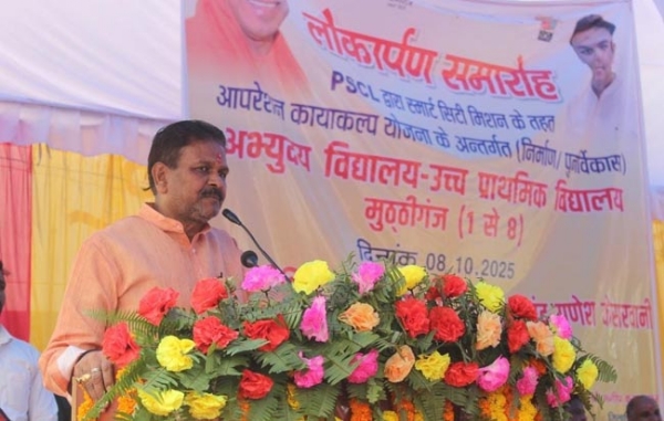 सम्बोधित करते महापौर