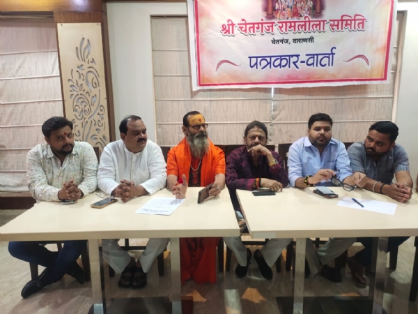 काशी के लक्खा मेले में शुमार चेतगंज की नक्कटैया की जानकारी देते पदाधिकारी