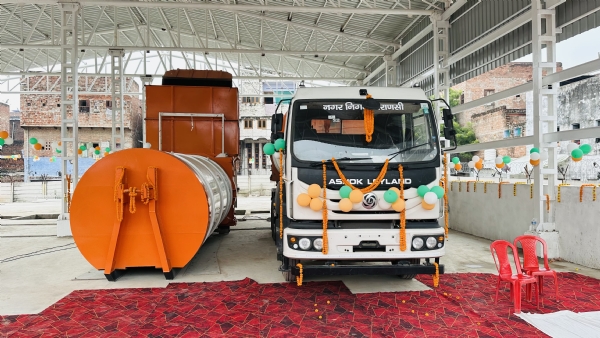 स्मार्ट ट्रान्सफर स्टेशन में खड़ी गाड़िया