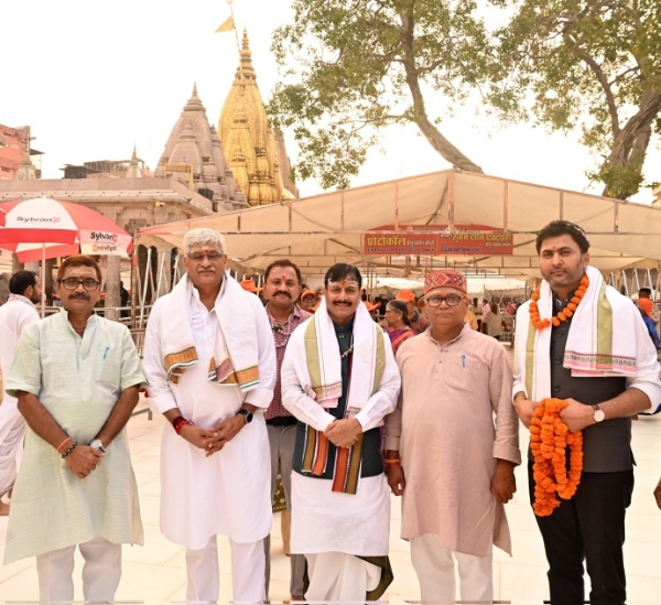 विश्वनाथ मंदिर दर्शन के बाद केंद्रीय मंत्री गजेंद्र सिंह और अन्य गणमान्य लोग